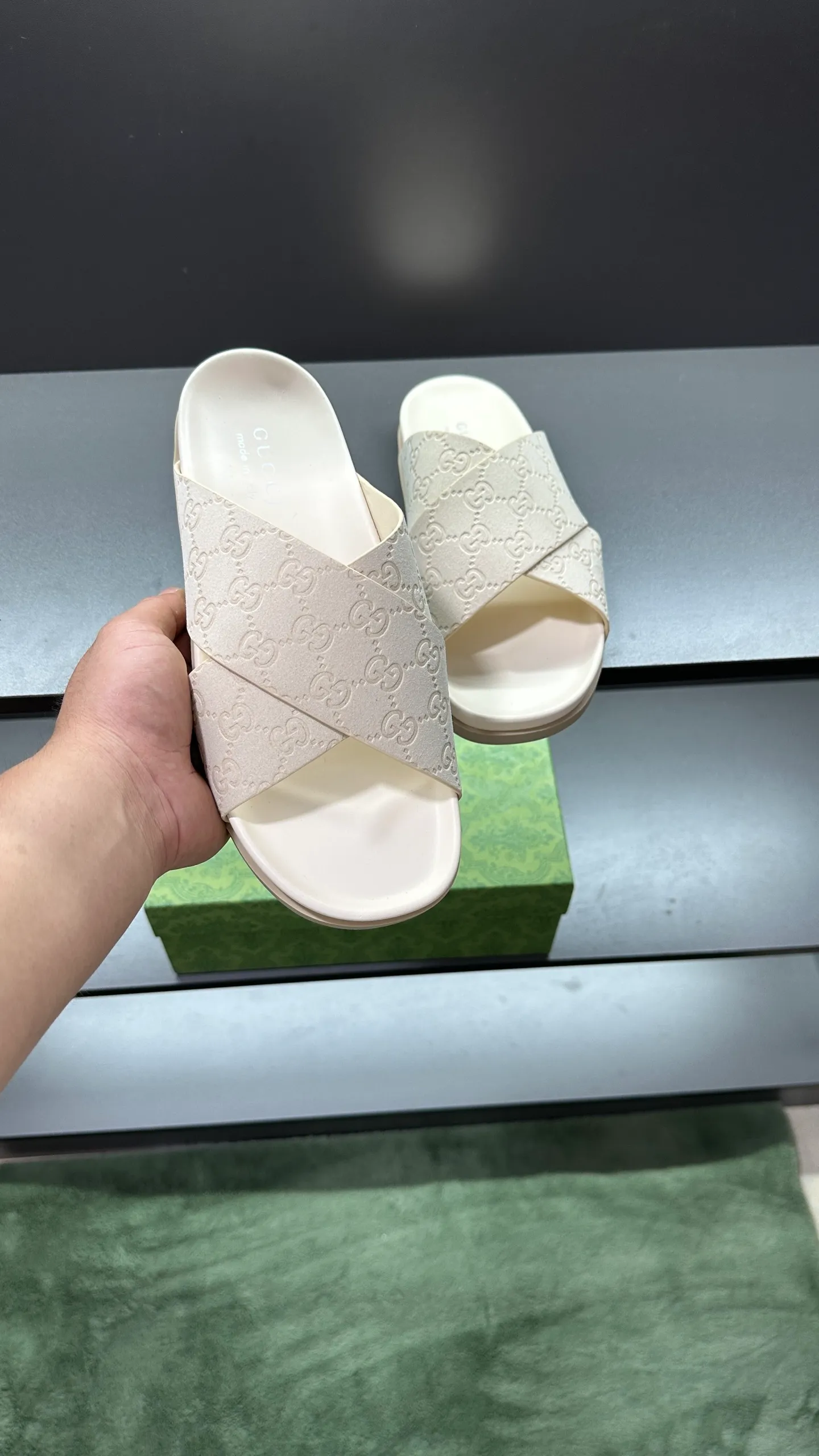 [G Home New Style] P: 300💰Men's size 39~45, (46. Customized) This slipper is made of GG polyester fiber and is decorated with a Gucci label on the front, which adds a striking logo feel to the style. "Gucci Made in Italy" stamped label Rubber sole Flat Made in Italy
